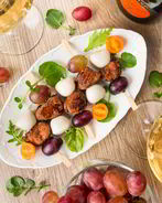 Канапе из острой утки с моцареллой и виноградом