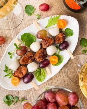 Канапе из острой утки с моцареллой и виноградом