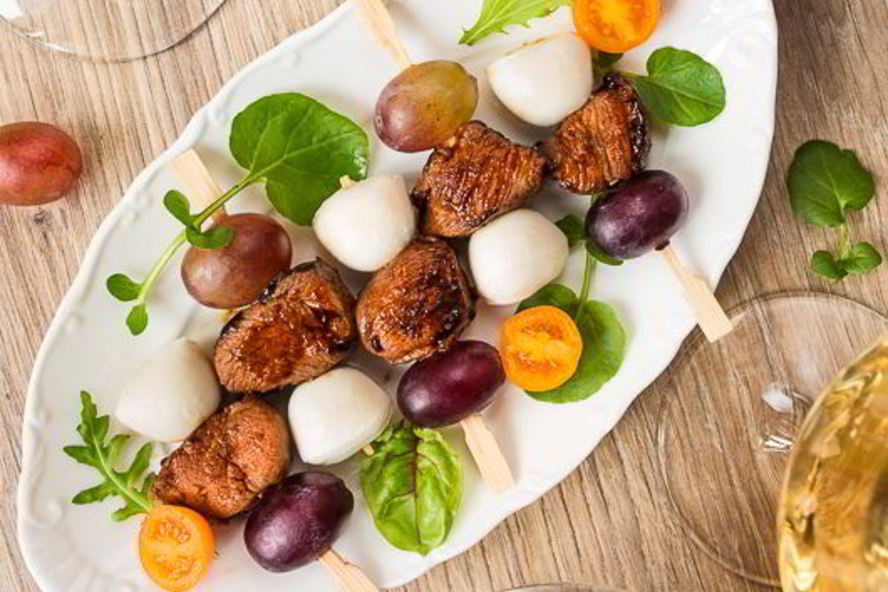 Рецепт канапе из острой утки с моцареллой и виноградом