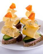 Канапе Кораблики с колбасой и сыром на шпажках