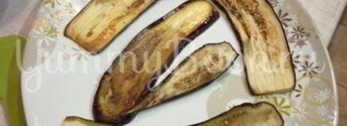 канапе-рулетики из баклажанов с сыром и помидорами. Шаг 14