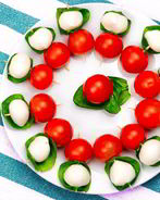 Канапе с черри и моцареллой