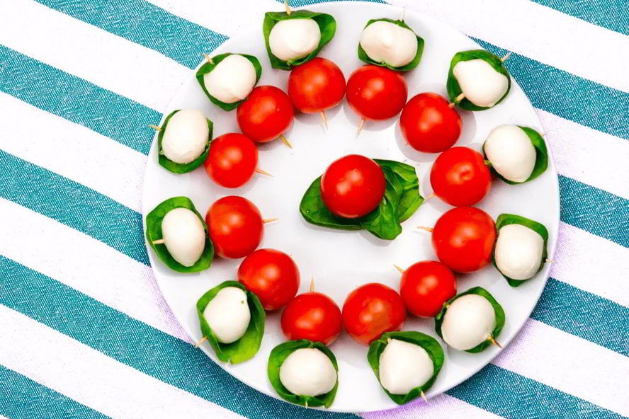 Рецепт канапе с черри и моцареллой