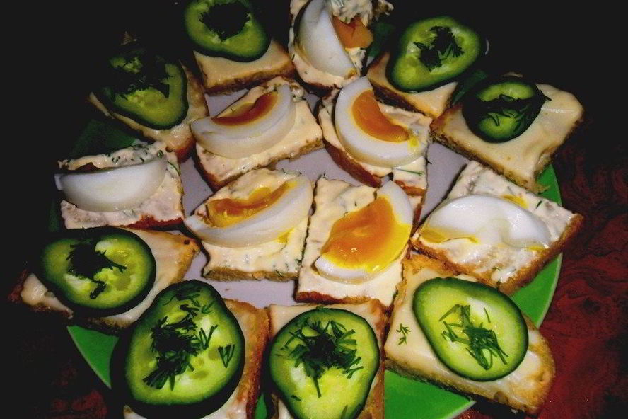 Рецепт канапе с чесночным майонезом, яйцом и огурцом