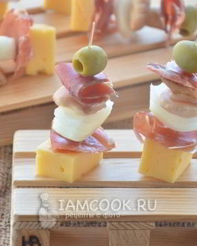 Канапе с хамоном, грибами и сыром