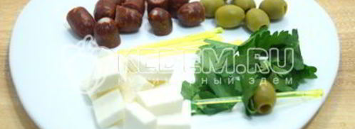 канапе с копчеными колбасками. Шаг 4