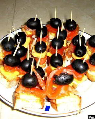 Канапе с красной рыбой и сыром на шпажках