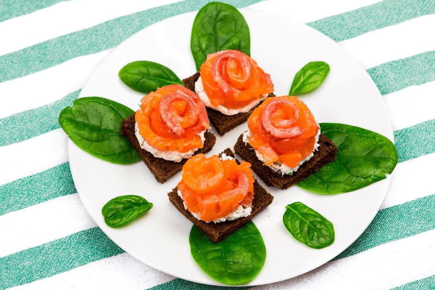 Рецепт канапе с красной рыбой розочки