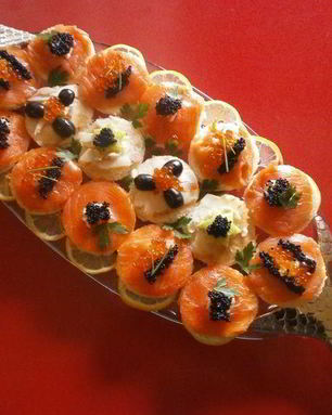 Канапе с лососем и ароматным маслом