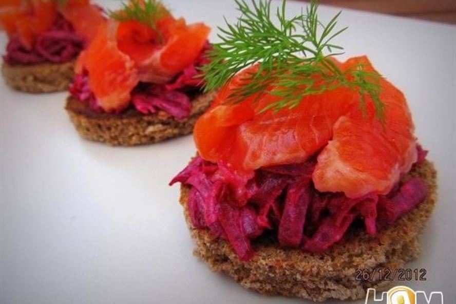 Рецепт канапе с лососем и свеклой