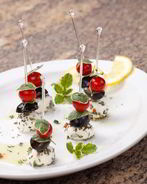 Канапе с маринованной в цитрусовом соке и фенхеле фетой, оливками и мятой