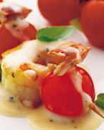 Канапе с норвежским омаром и помидорами с соусом из базилика