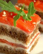 Канапе с подкопченной неркой и творожным сыром