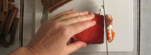 канапе с подкопченной неркой и творожным сыром. Шаг 8