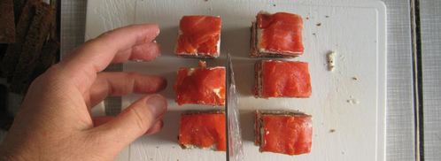 канапе с подкопченной неркой и творожным сыром. Шаг 9