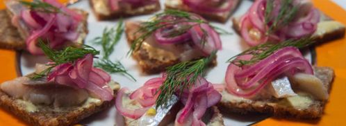 канапе с сельдью и красным луком. Шаг 4