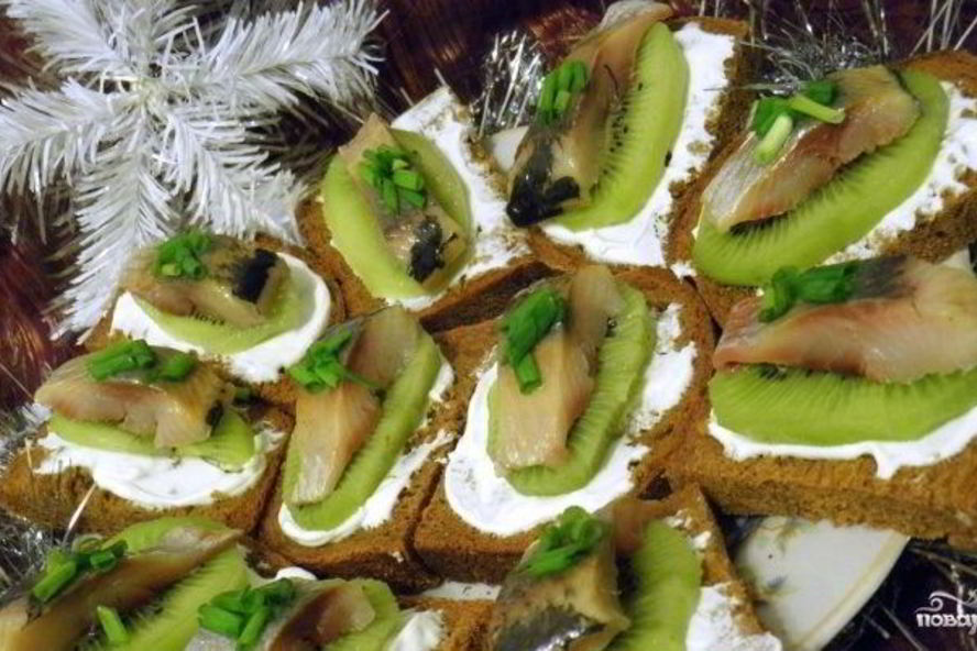 Рецепт канапе с селедкой и картошкой