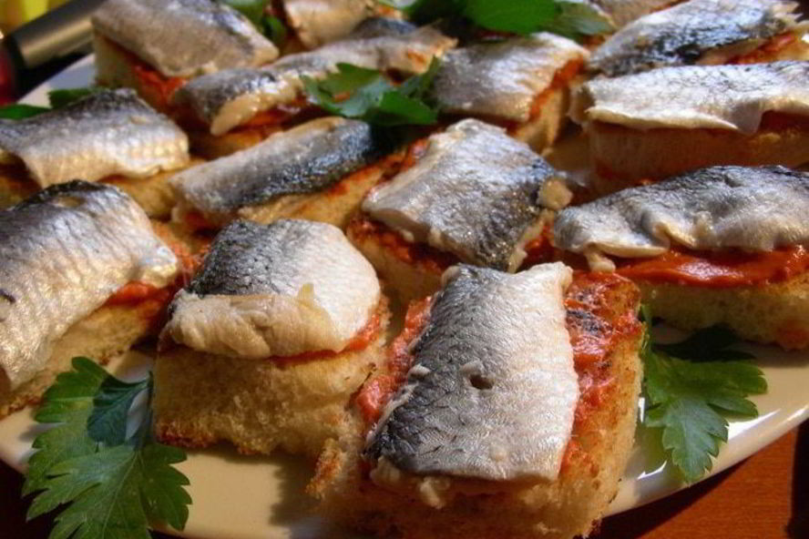 Рецепт канапе с селедкой и томатным маслом