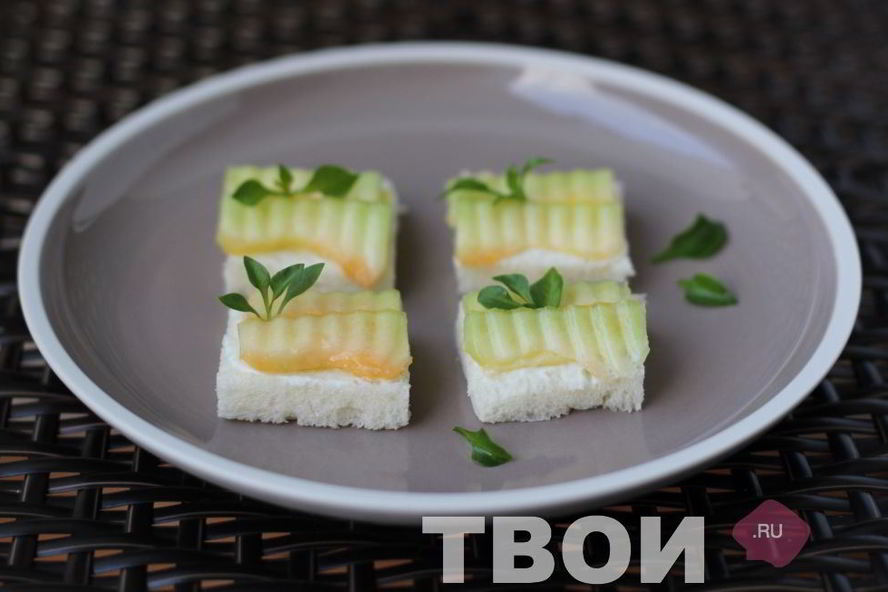 Рецепт канапе с сыром и дыней