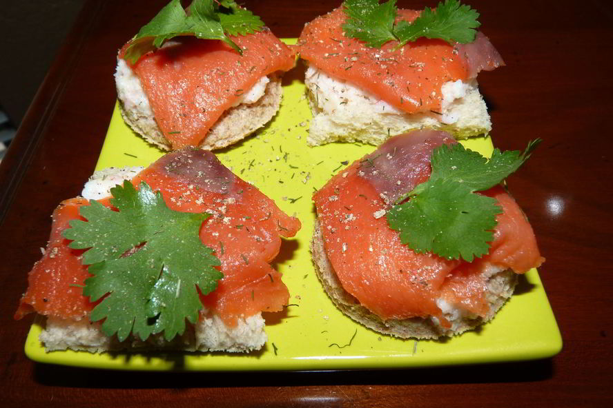 Рецепт нежных канапе с копченым лососем