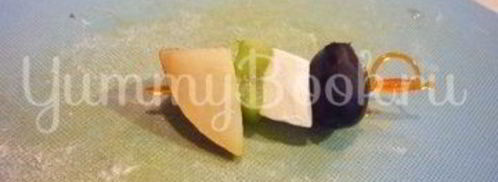 пикантные канапе с сыром, фруктами и маслинами. Шаг 12