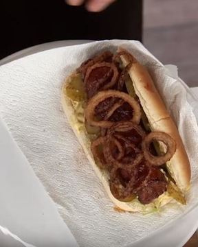 Хот-дог с беконом и луком фри