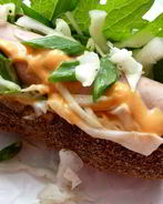 Хот-дог с капустным салатом