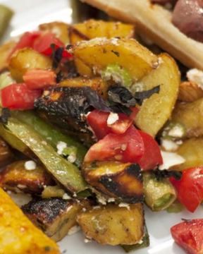 Хот-дог с сердцем индейки, овощами и брынзой