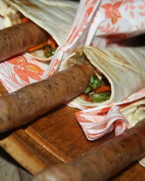 Хот-доги в пите с тирольскими колбасками на мангале