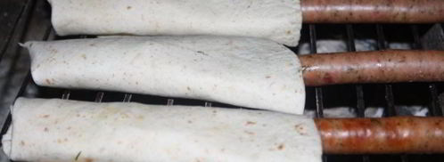 хот-доги в пите с тирольскими колбасками на мангале. Шаг 6