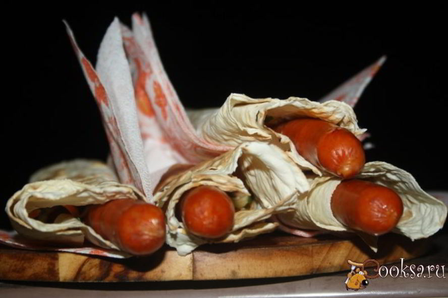 Рецепт хотдогов с венгерскими колбасками в лаваше на мангале