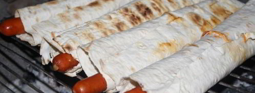 хотдоги с венгерскими колбасками в лаваше на мангале. Шаг 7