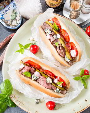 Неправильный хот-дог с ростбифом