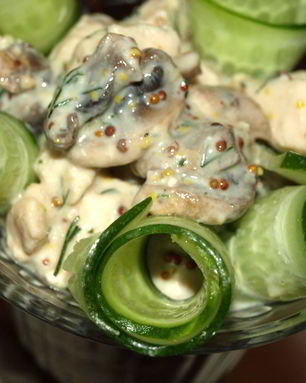 Коктейль из куриной грудки, шампиньонов и огурцов