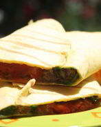 Кукурузная тортилья с начинкой из говяжьего фарша, помидора, сыра и свежей зелени