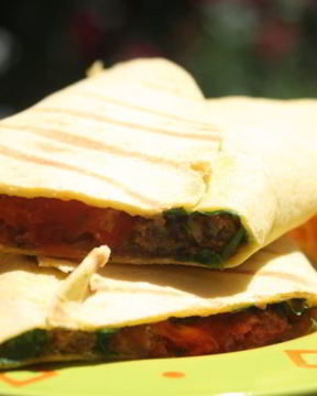 Кукурузная тортилья с начинкой из говяжьего фарша, помидора, сыра и свежей зелени