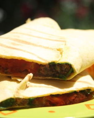 Кукурузная тортилья с начинкой из говяжьего фарша, помидора, сыра и свежей зелени