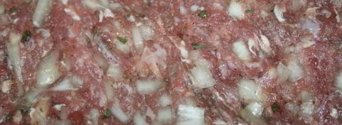 кукурузная тортилья с начинкой из говяжьего фарша, помидора, сыра и свежей зелени. Шаг 3