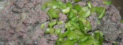 кукурузная тортилья с начинкой из говяжьего фарша, помидора, сыра и свежей зелени. Шаг 5