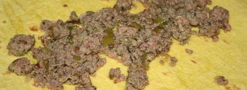 кукурузная тортилья с начинкой из говяжьего фарша, помидора, сыра и свежей зелени. Шаг 6