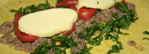 кукурузная тортилья с начинкой из говяжьего фарша, помидора, сыра и свежей зелени. Шаг 7