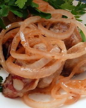 Маринованный лук с аджикой и пряностями