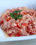 Миш-маш из поджаренных яиц, брынзы, свежего перца и специй