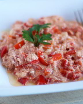 Миш-маш из поджаренных яиц, брынзы, свежего перца и специй