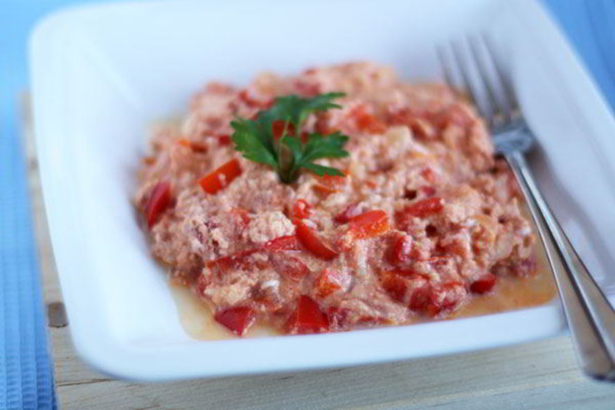 Рецепт миша-маша из поджаренных яиц, брынзы, свежего перца и специй