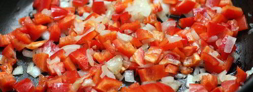 миш-маш из поджаренных яиц, брынзы, свежего перца и специй. Шаг 3