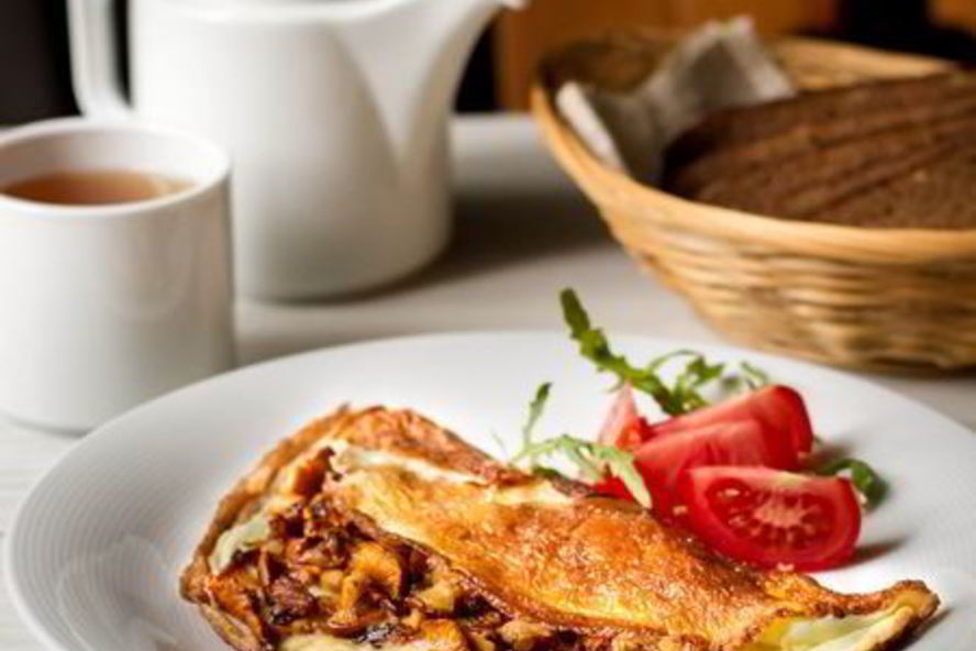 Рецепт деревенского омлета с лисичками и луком