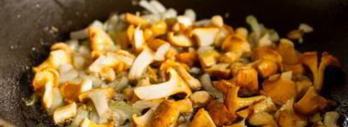 деревенский омлет с лисичками и луком. Шаг 5