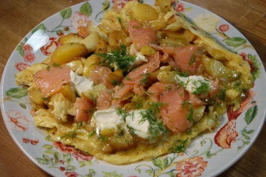 Рецепт испанского омлета с картофелем, семгой и укропом