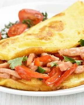 Нежный омлет с ветчиной и помидорами